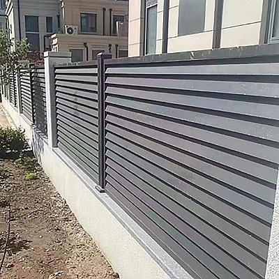 Cercas de privacidade de alumínio decorativo moderno com laje horizontal e painéis de textura de madeira