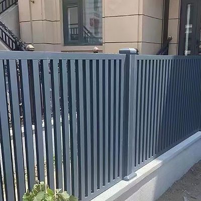 Sistema de Cercas de Alumínio Painel decorativo de porta em preto com serviço de corte disponível
