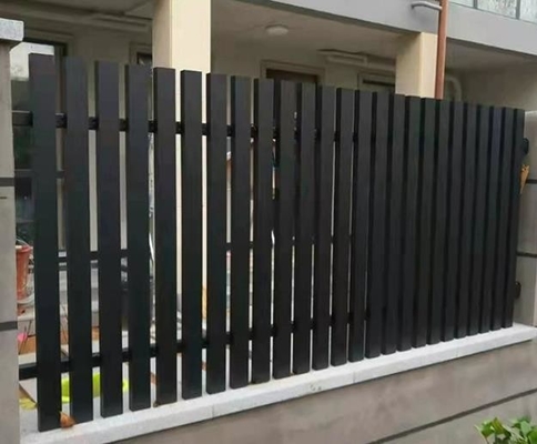 Sistema de Cercas de Alumínio Painel decorativo de porta em preto com serviço de corte disponível