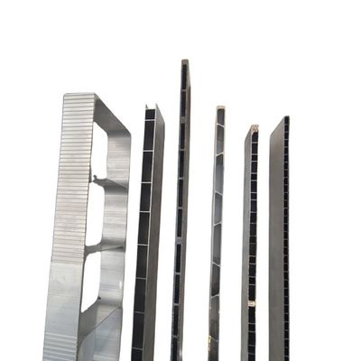 Descolagem de painéis planos extrudidos de alumínio e prata para construção de grandes dimensões