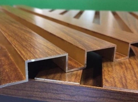 Lamas de alumínio com tinta de efeito madeira combinação perfeita de resistência e estilo