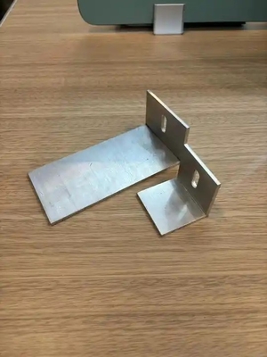 Brackets de montagem de painéis solares de alumínio em forma de L 80x40x40mm para aplicações externas