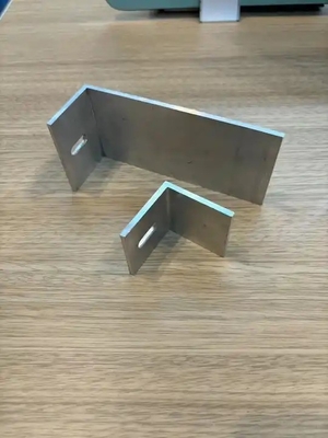 Brackets de montagem de painéis solares de alumínio em forma de L 80x40x40mm para aplicações externas